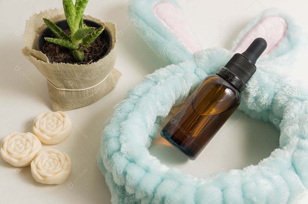 Conjunto de cosméticos diferentes no prato com decoração e bandana de coelho