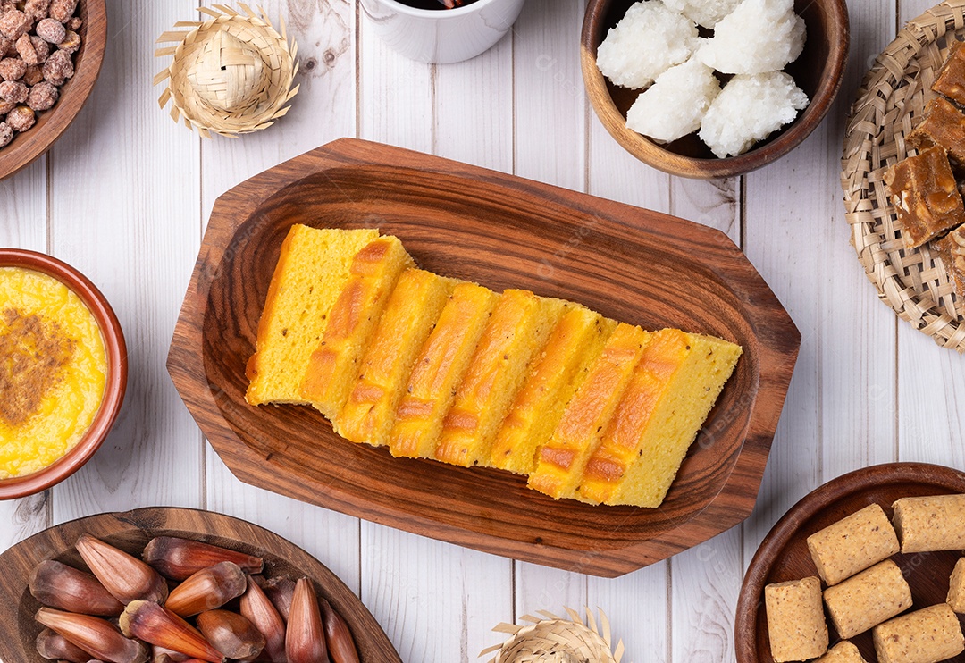 Bolo de milho castanhas doces festa junina fundo de madeira branco