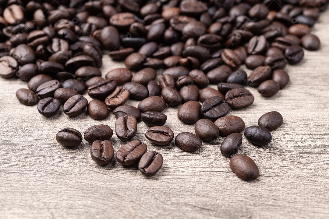 Café em grãos sobre fundo de madeira