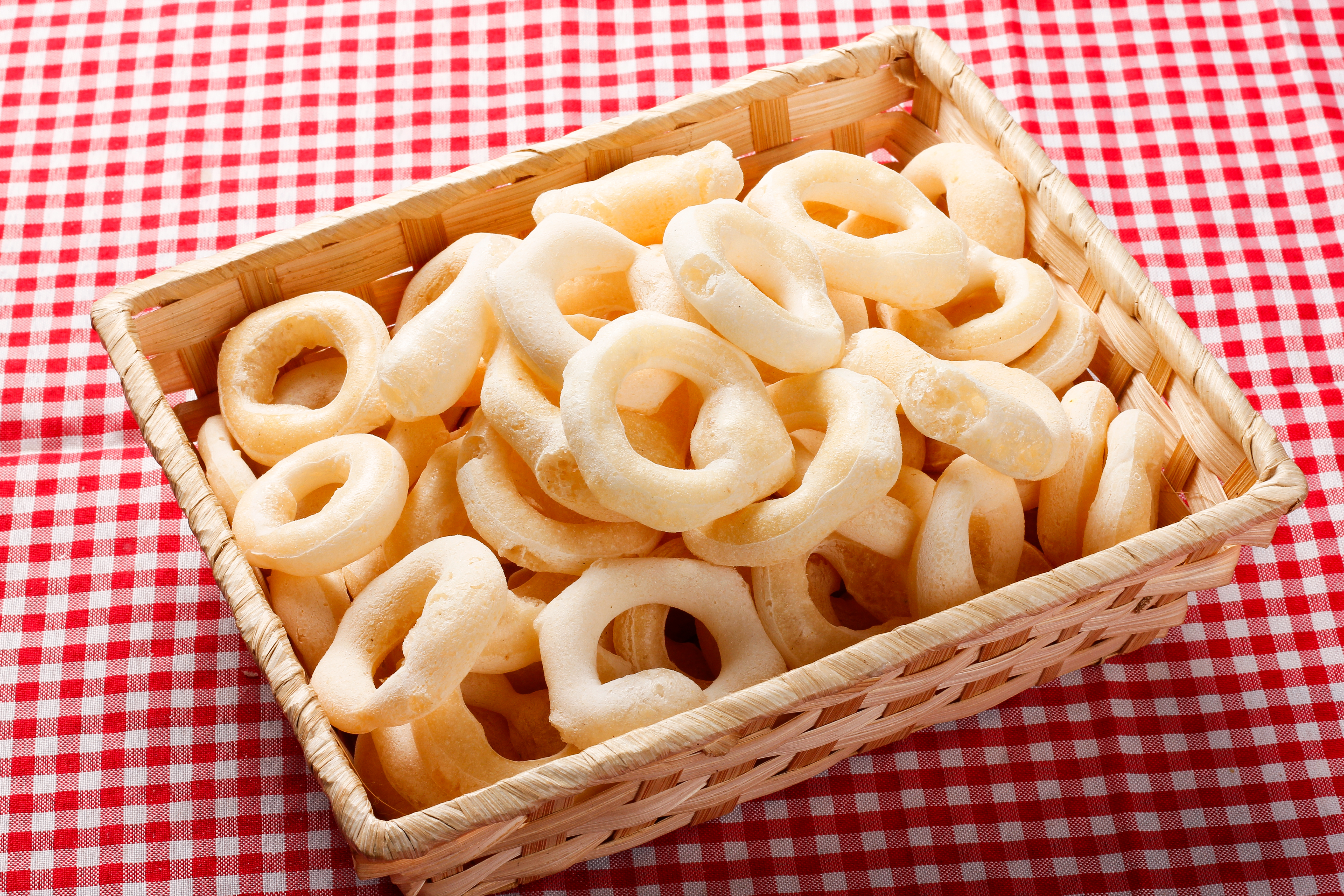 Biscoito de polvilho em mesa de madeira rústica