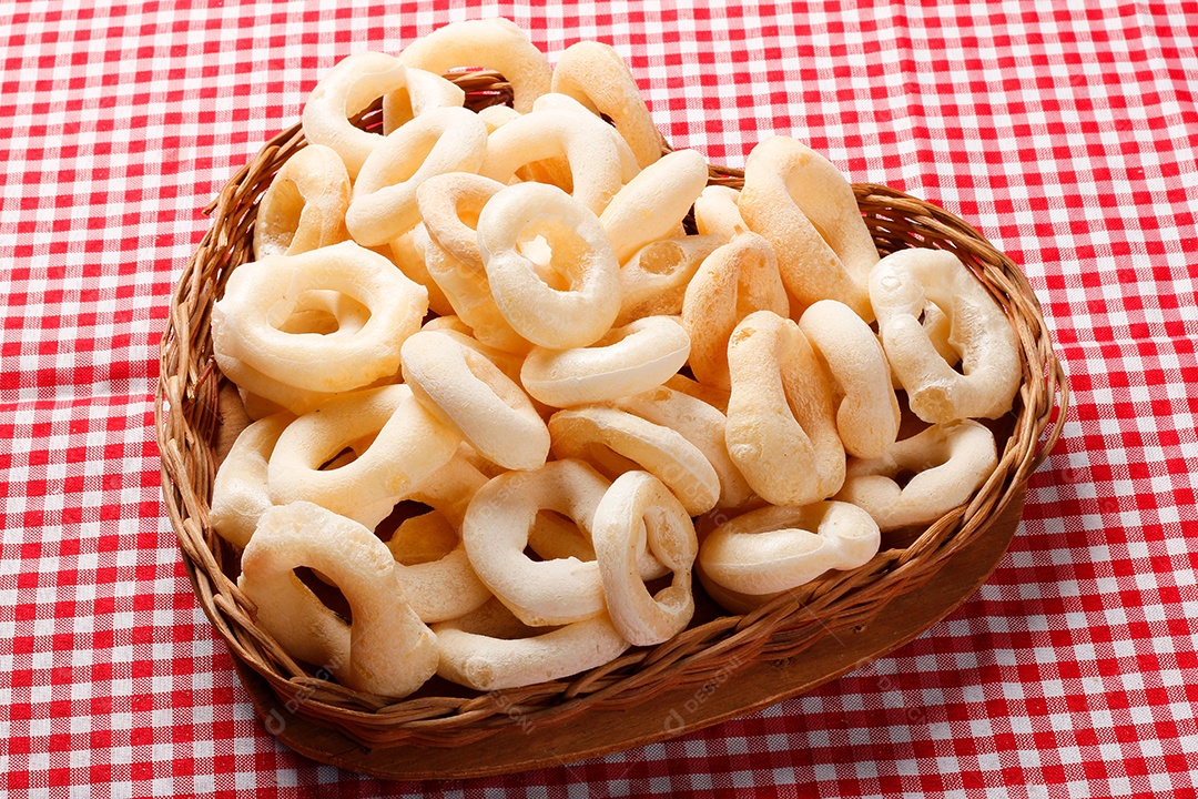 Biscoito de polvilho em mesa de madeira rústica
