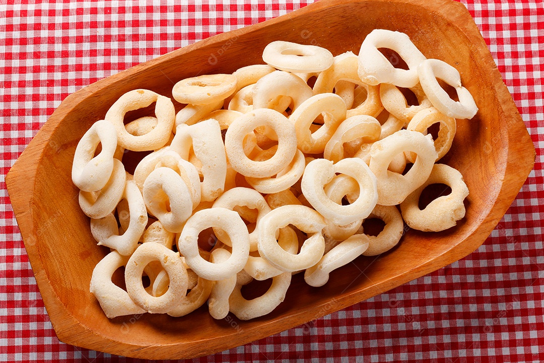 Biscoito de polvilho em mesa de madeira rústica