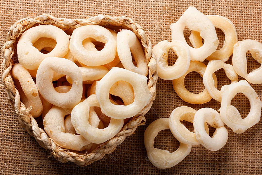 Biscoito de polvilho em mesa de madeira rústica
