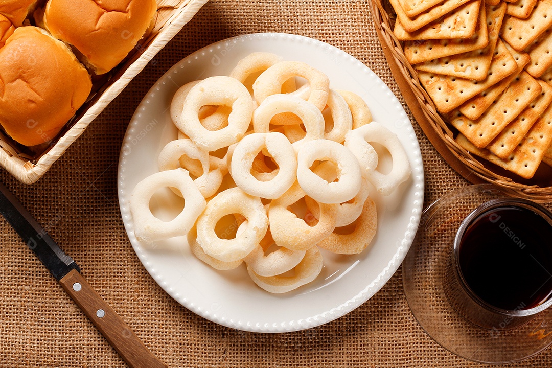 Biscoito de polvilho em mesa de madeira rústica
