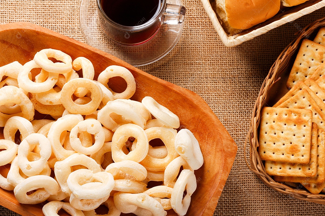 Biscoito de polvilho em mesa de madeira rústica