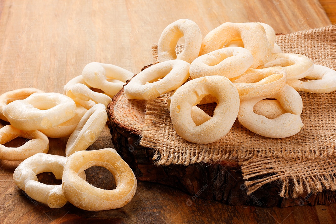 Biscoito de polvilho em mesa de madeira rústica