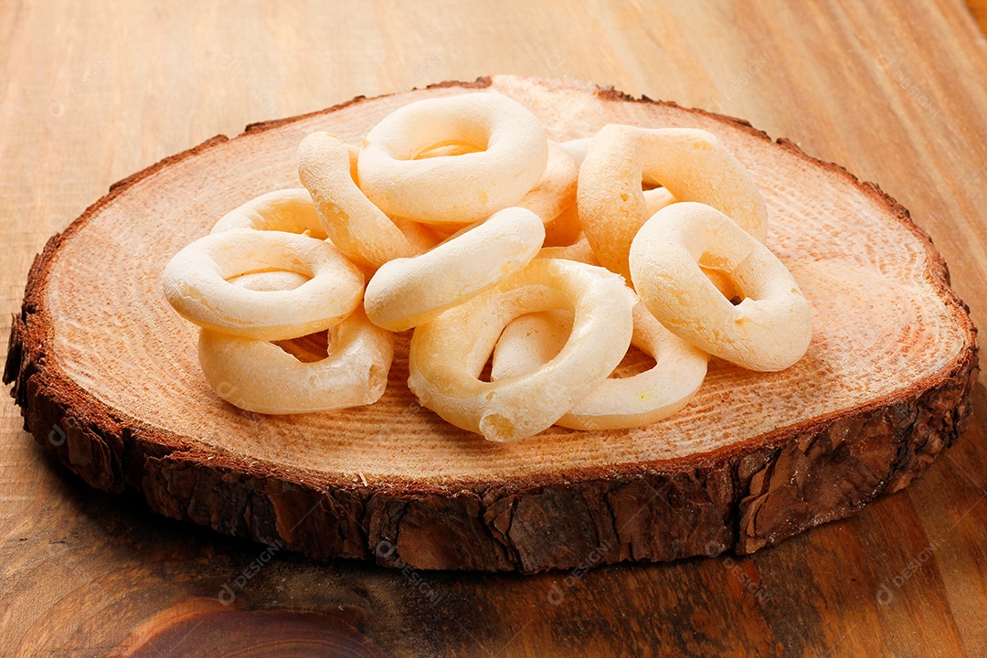 Biscoito de polvilho em mesa de madeira rústica