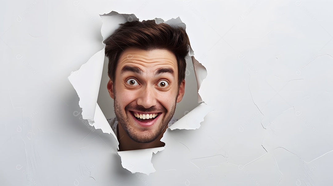 Homem feliz enfiando a cabeça para fora do buraco