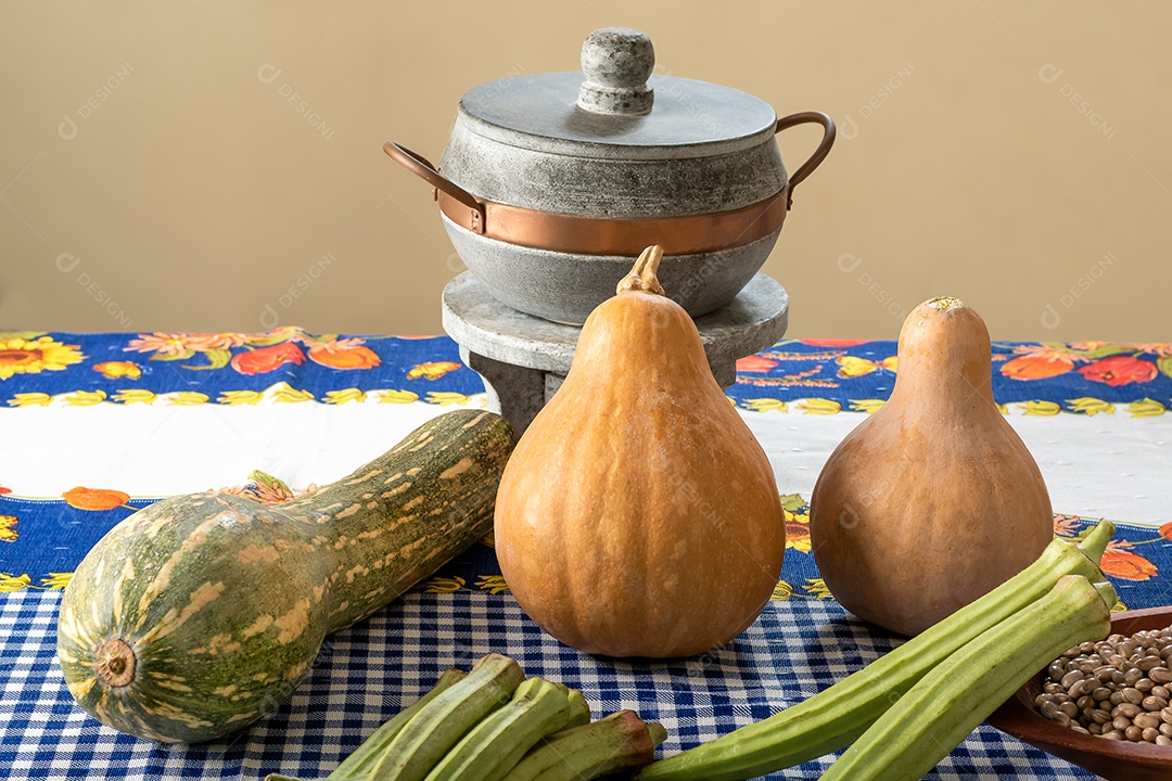 Aboboras maduras e verdes com quiabos e feijão