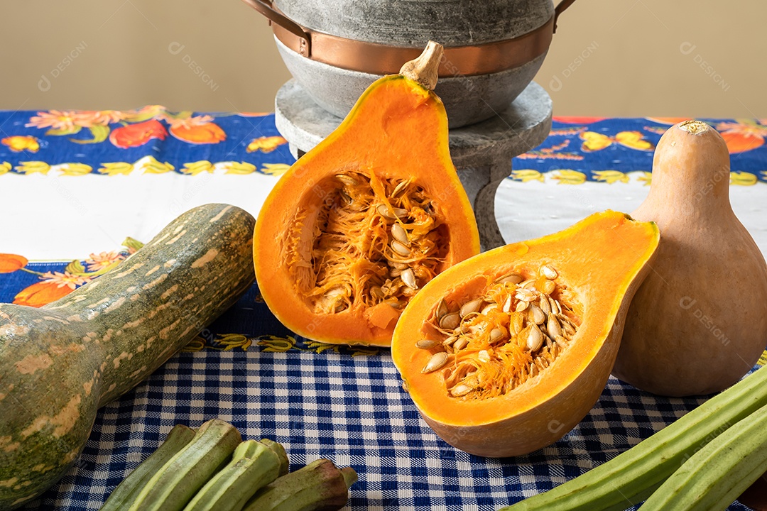 Aboboras maduras e verdes com quiabos