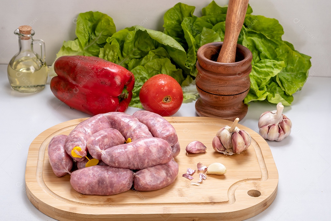 Linguiça com temperos para preparo de comida