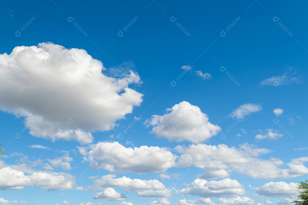 Nuvens brancas em céu azul perfeito