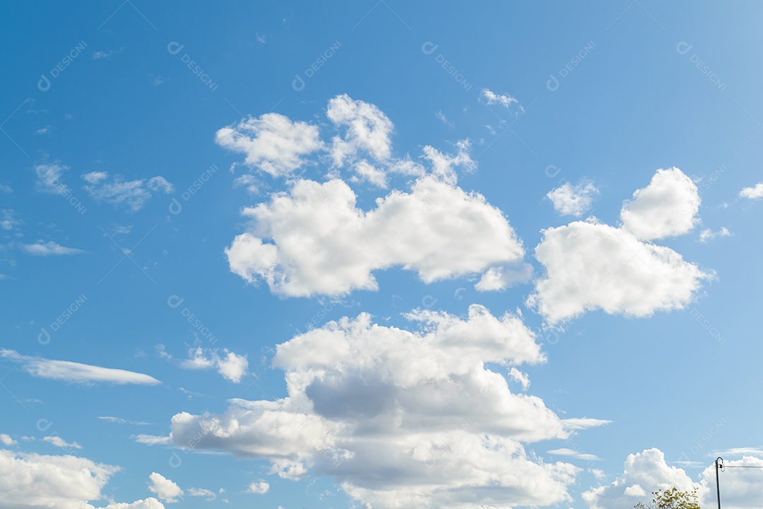 Céu azul e nuvens brancas em um dia claro