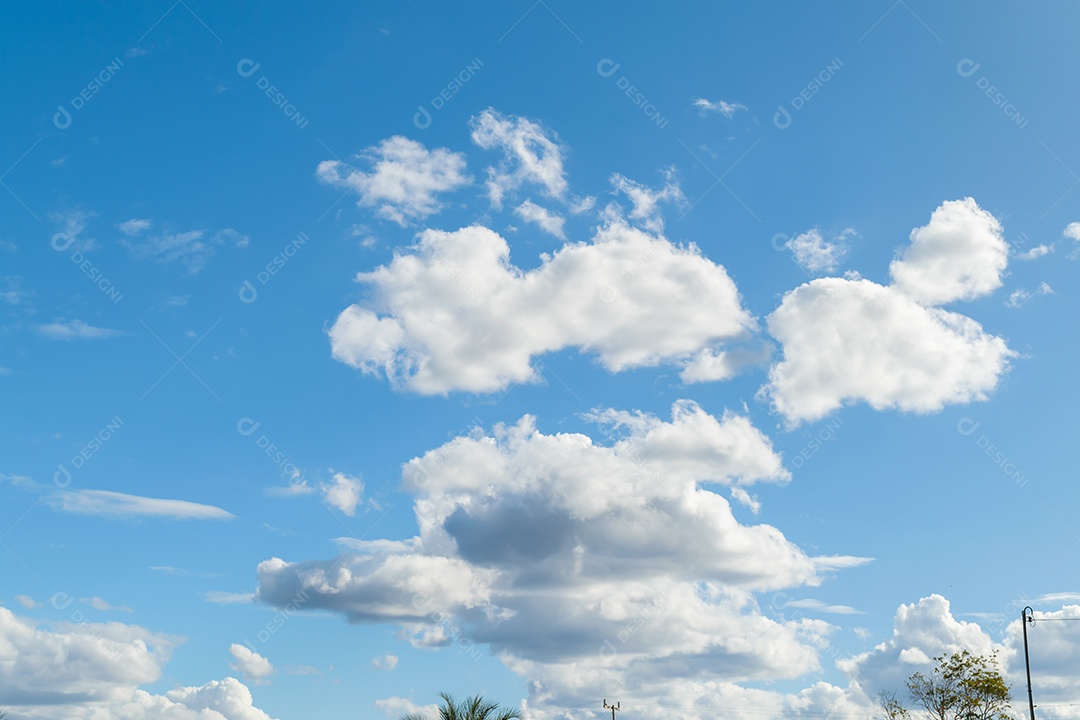 Céu azul claro com nuvens