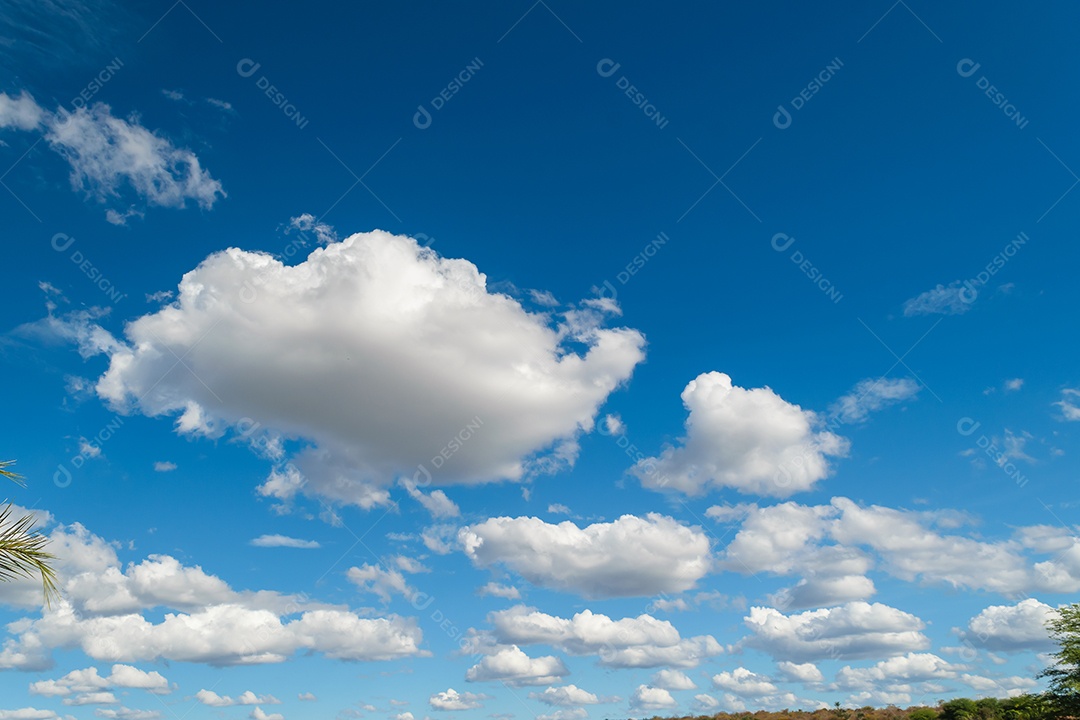 Céu azul com nuvens brancas