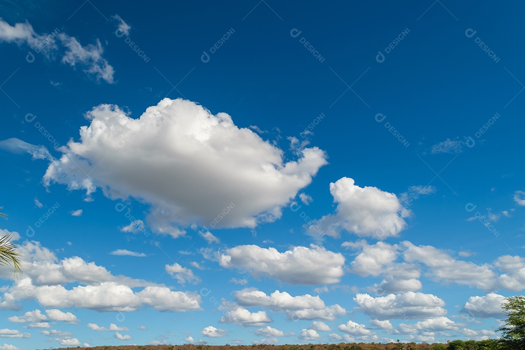 Céu azul com nuvens brancas