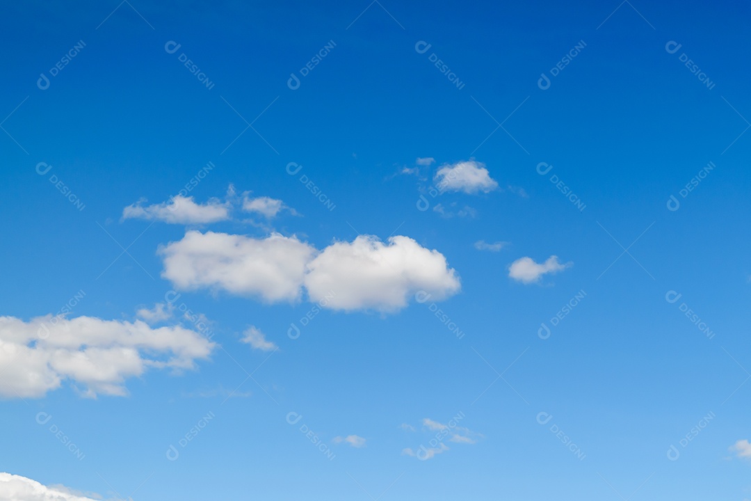 Céu com poucas nuvens lindo