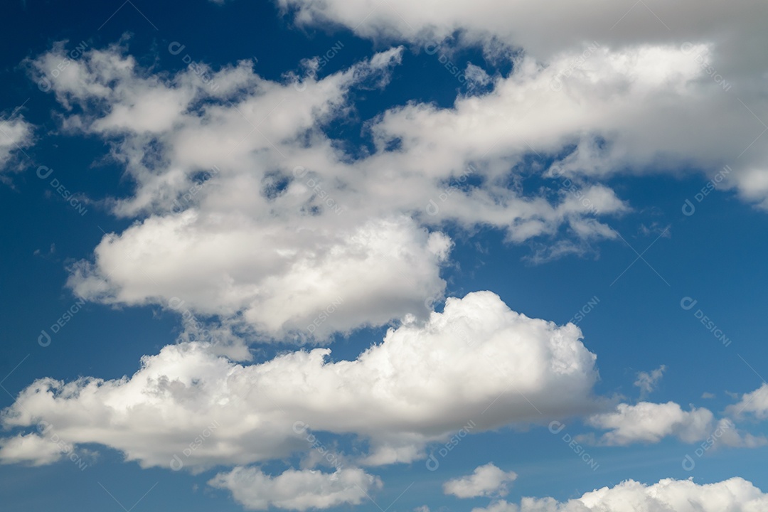 Céu azul nuvens brancas