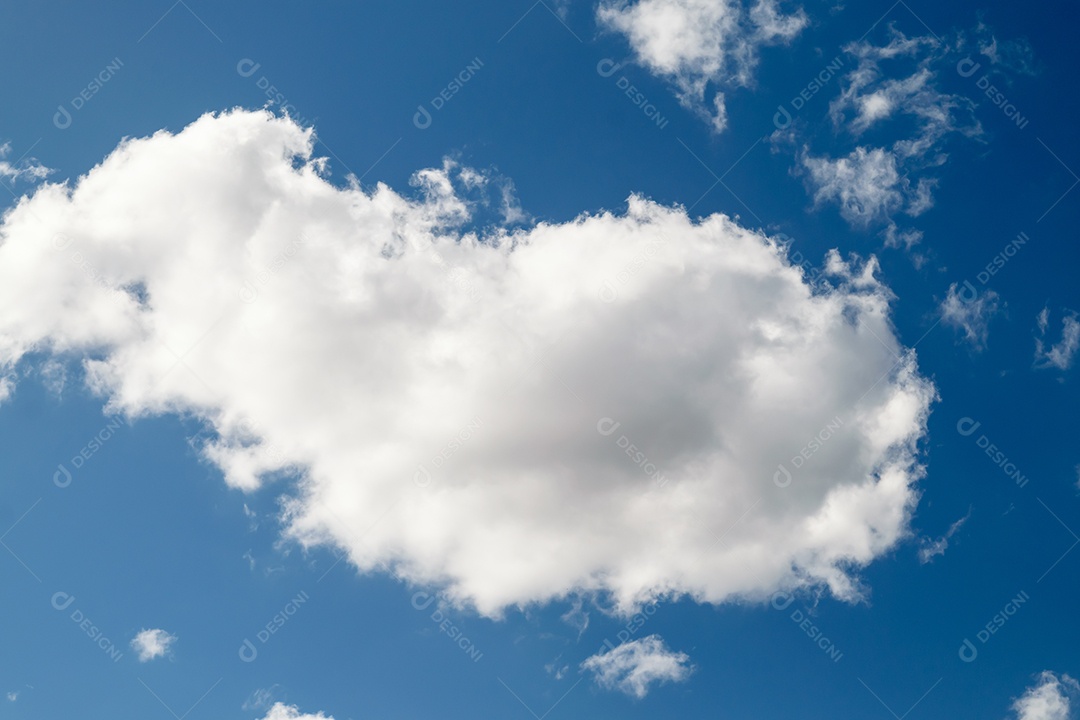 Céu limpo azul com algumas nuvens brancas