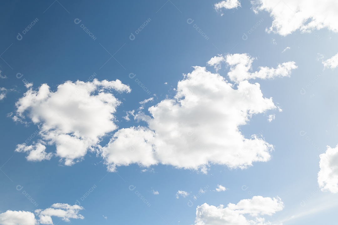 Céu lindo azul com nuvens brancas