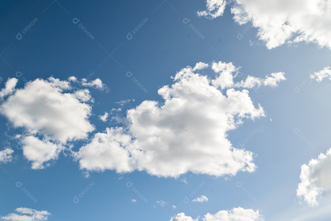 Céu azul com nuvens