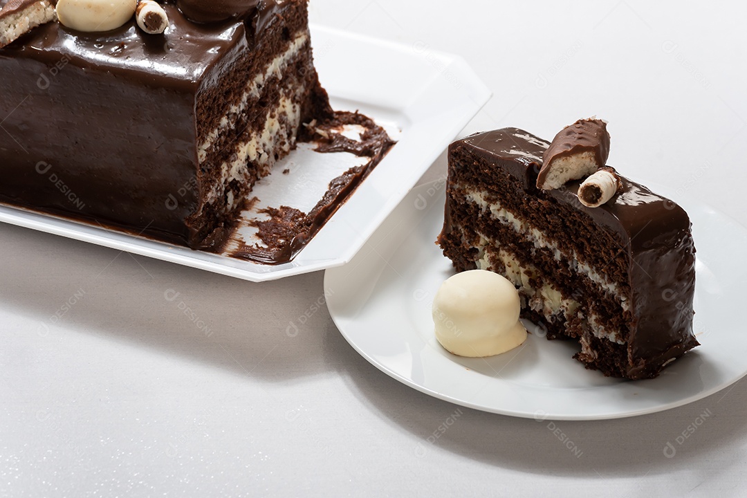 Bolo de chocolate com recheio de coco e brigadeiro