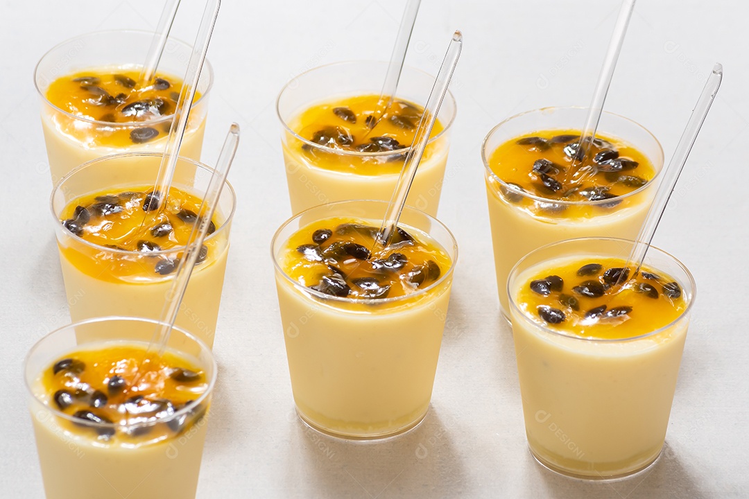 Copinhos com mousse de maracujá