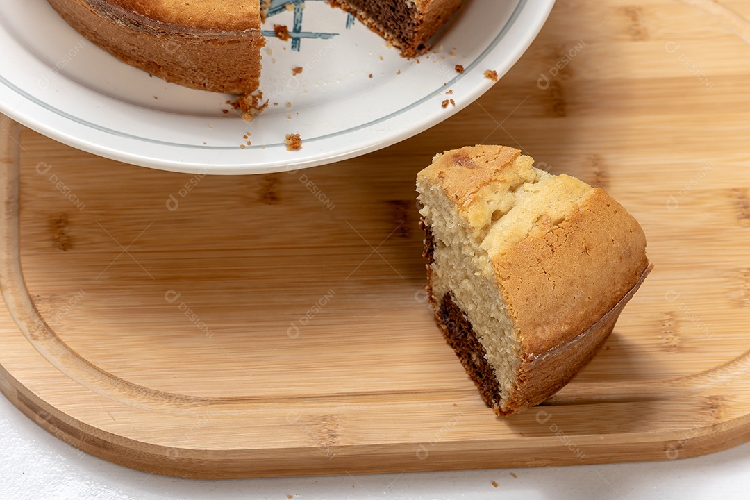 Bolo formigueiro com fatia cortada sobre tábua de madeira