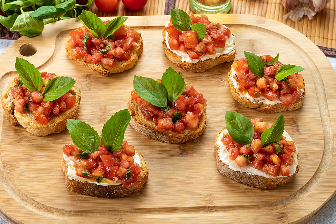 Bruscheta com tomate ricota e manjericão