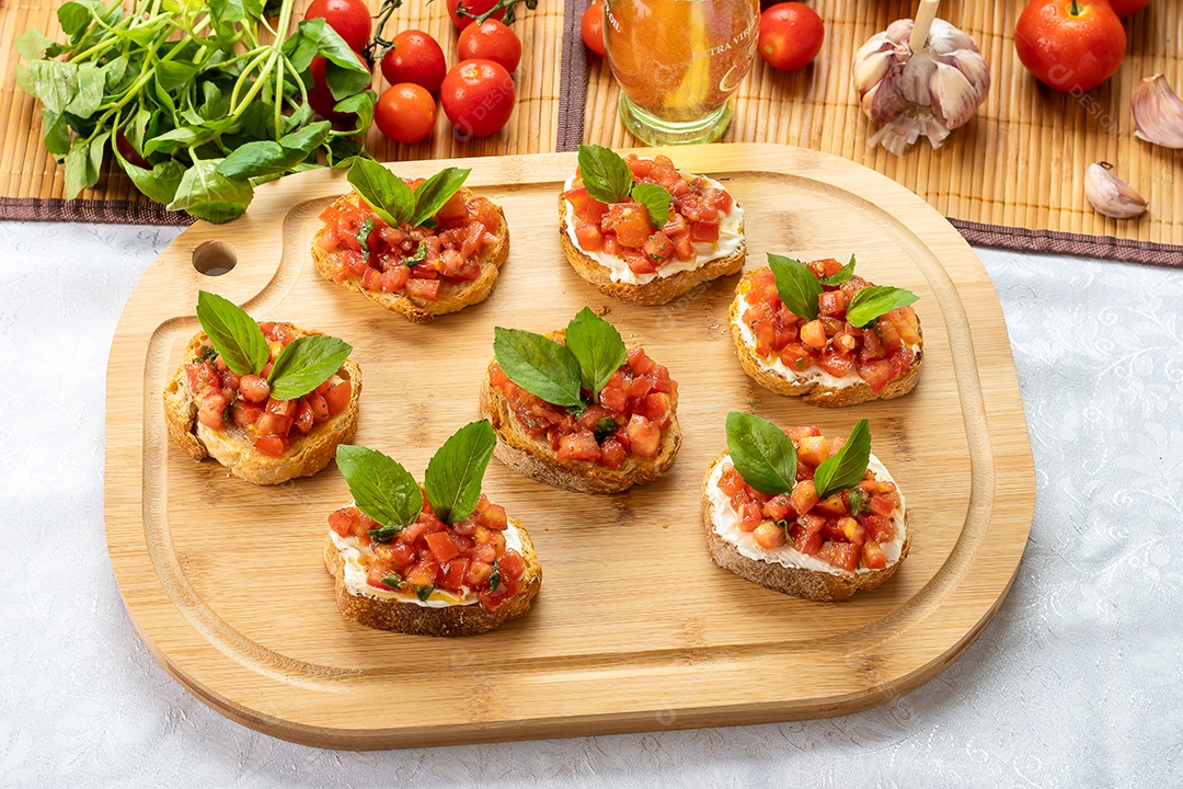 Bruscheta com tomate ricota e manjericão