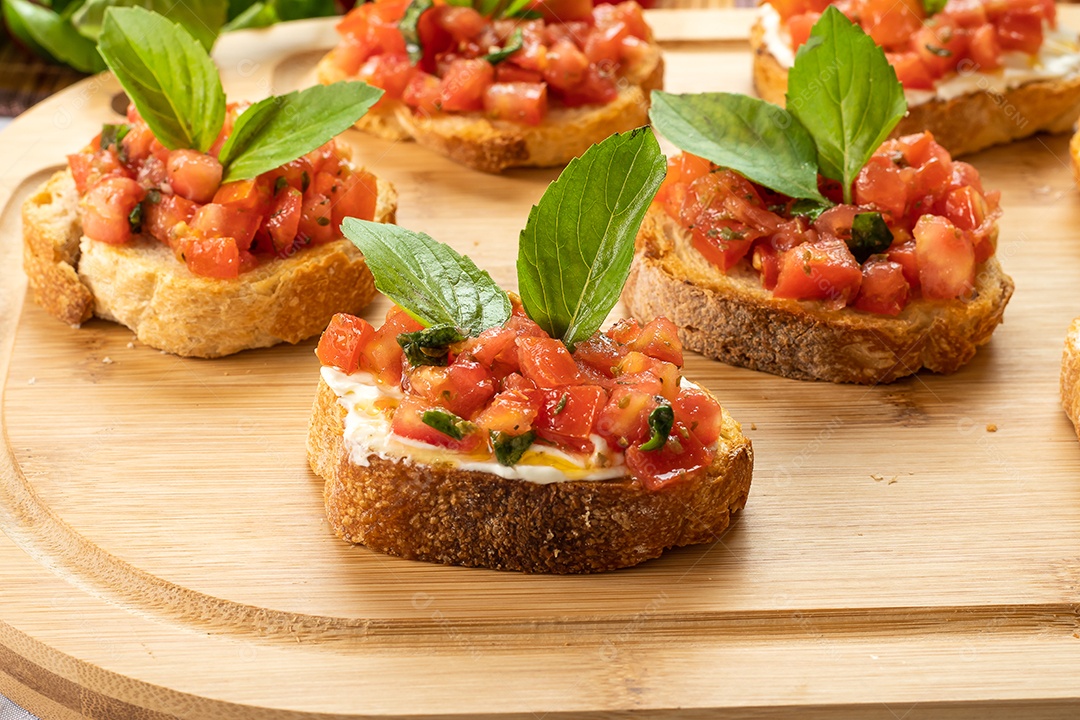 Bruscheta com tomate ricota e manjericão