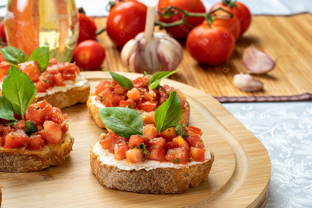 Bruscheta com tomate ricota e manjericão