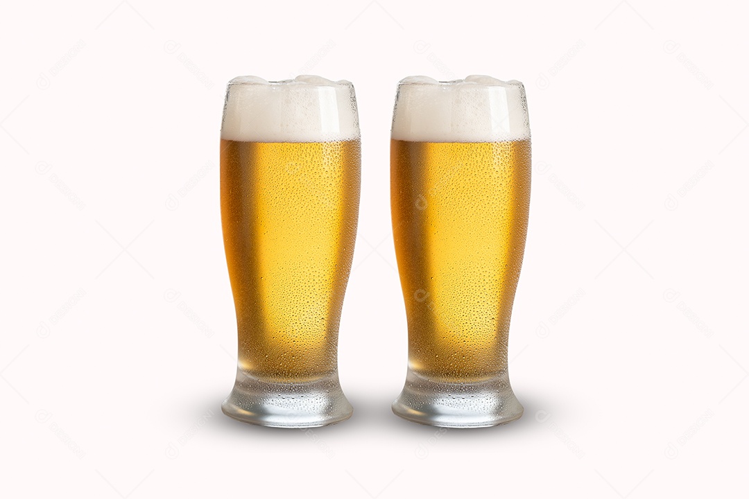 Dois copos de cerveja sobre fundo isolado branco