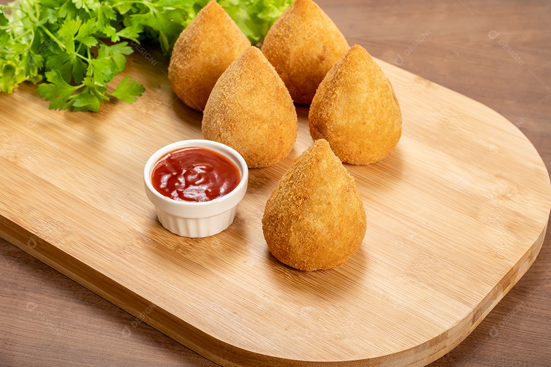 Coxinhas tradicional sobre tabua com ketchup