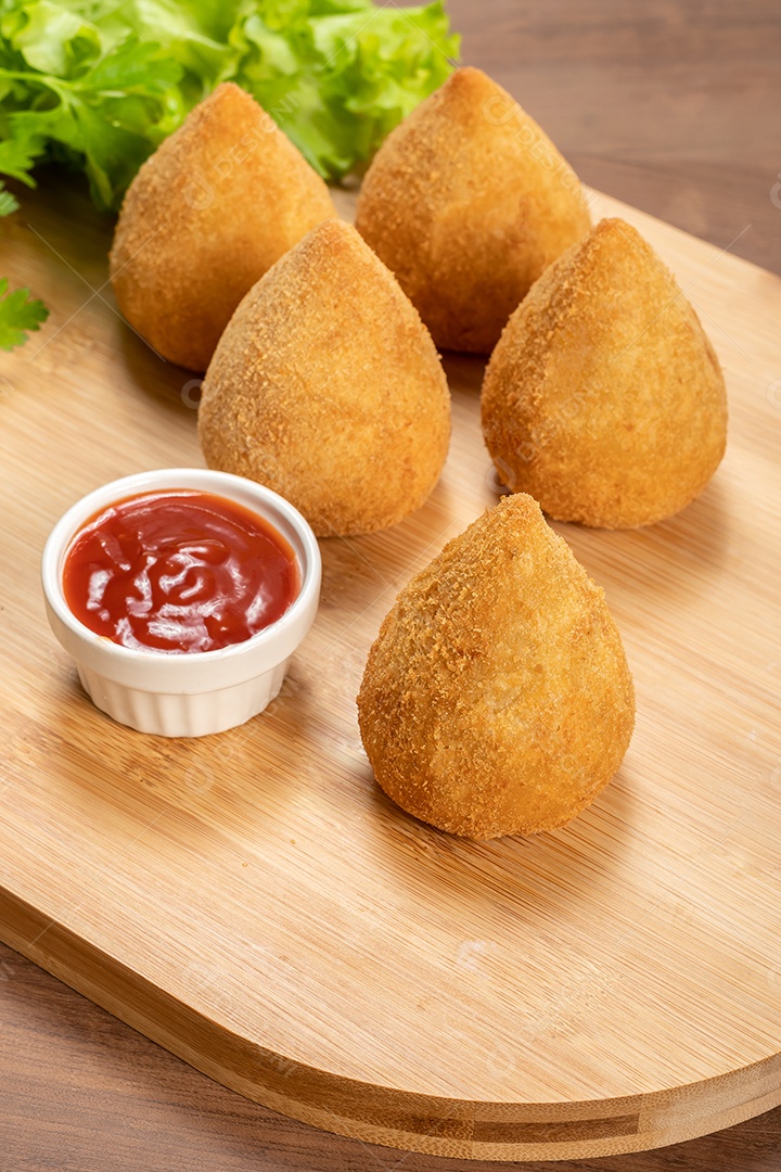 Coxinhas tradicional sobre tabua com ketchup