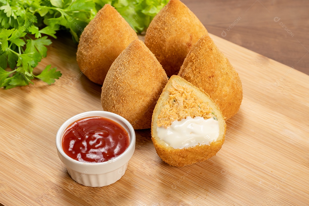 Coxinha frango catupiry maravilhosa com ketchup ao lado