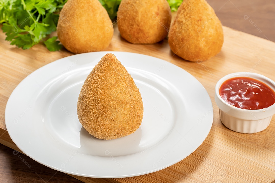 Coxinhas com ketchup ao lado