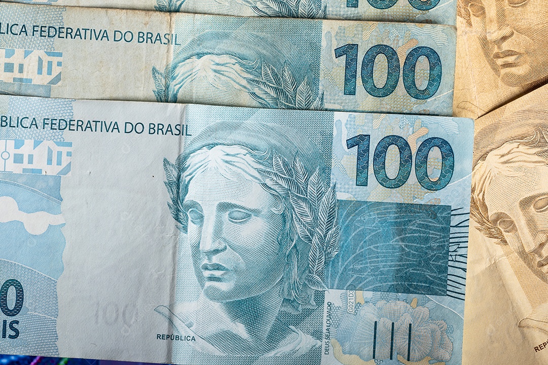Dinheiros cédulas de cem reais sobre gráfico