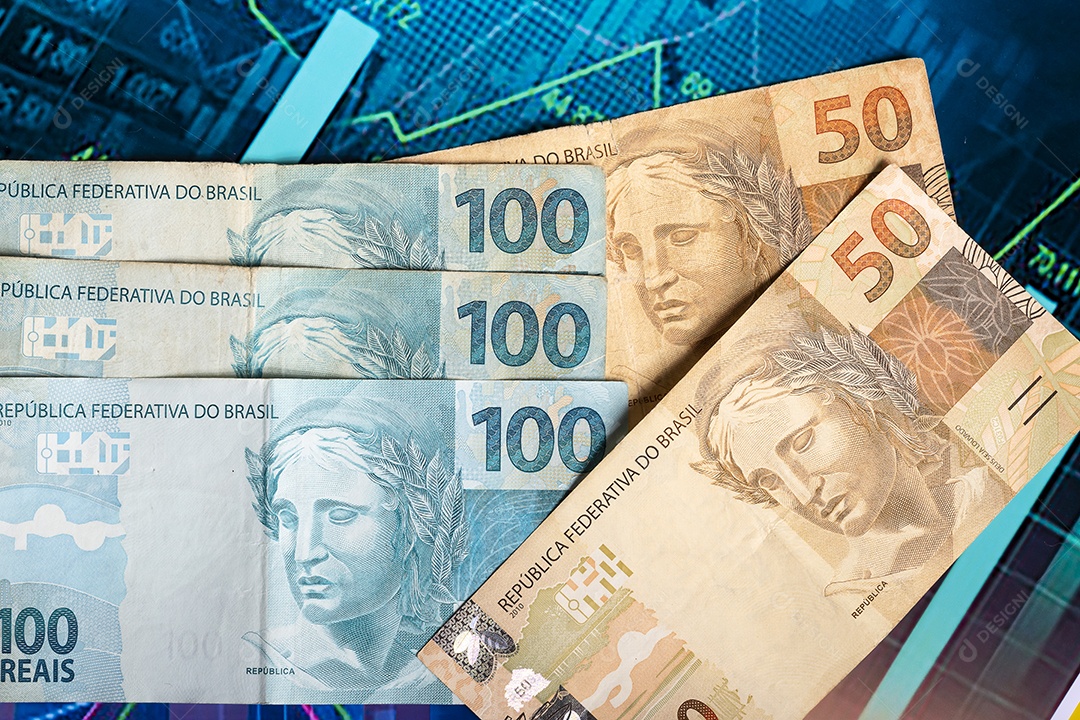 Muitos dinheiros sobre fundo de gráfico