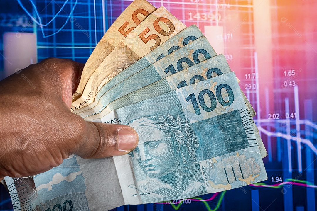 Mãos segurando muitos dinheiro