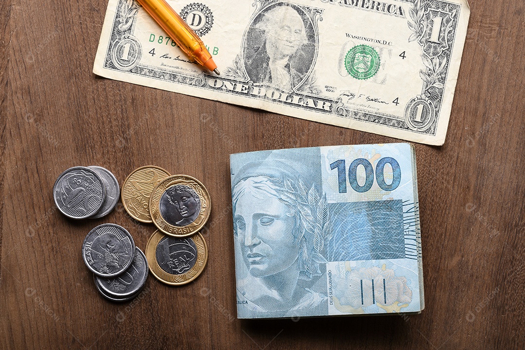 Dinheiros americanos e brasileiros e moedas