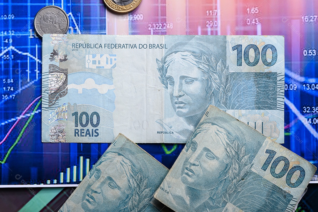 Notas de dinheiro moedas sobre um gráfico