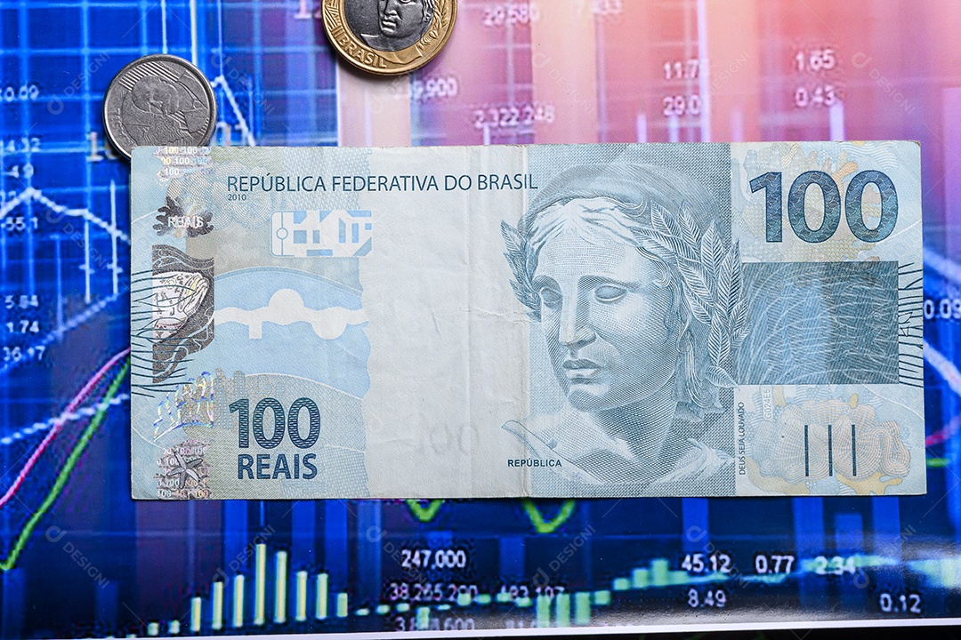 Dinheiro e moedas sobre um gráfico