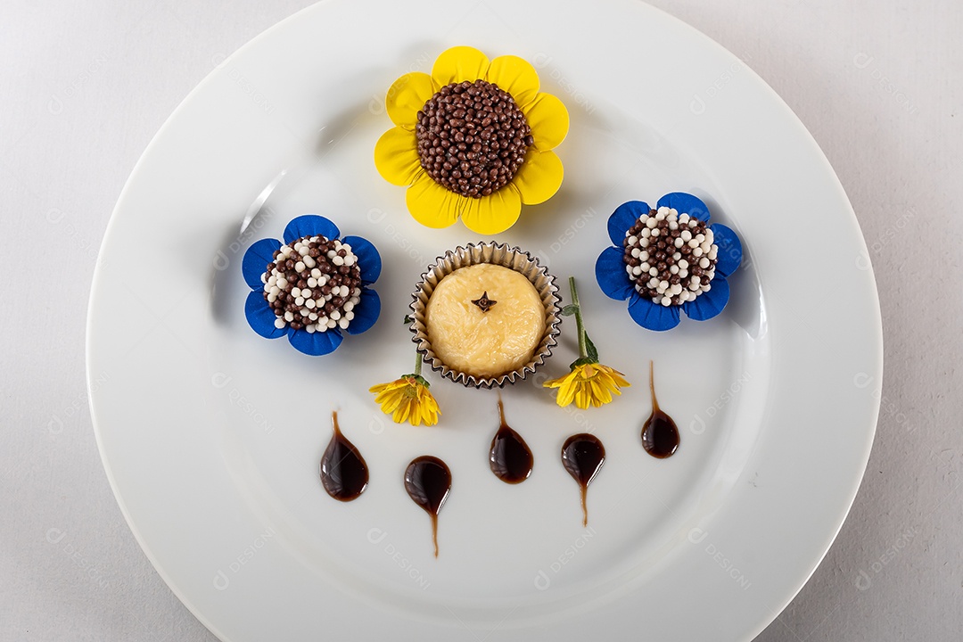 Brigadeiros deliciosos com decoração de flor