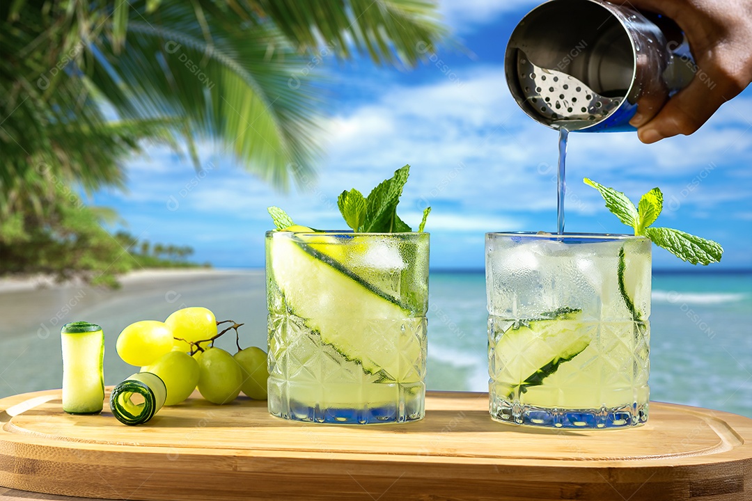 Cocktail de gim e tônica com uva hortelã e casca de limão