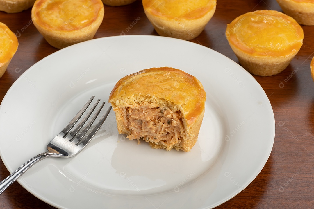 Empada de frango sobre prato branco