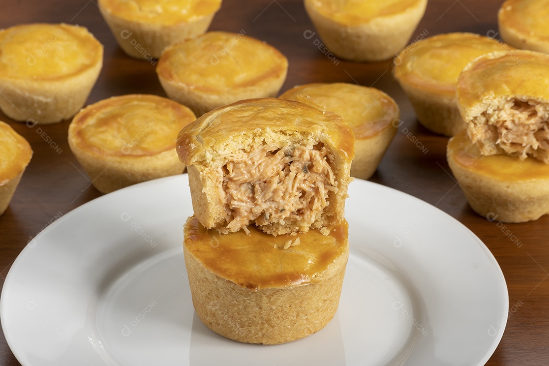 Empada de frango sobre prato branco