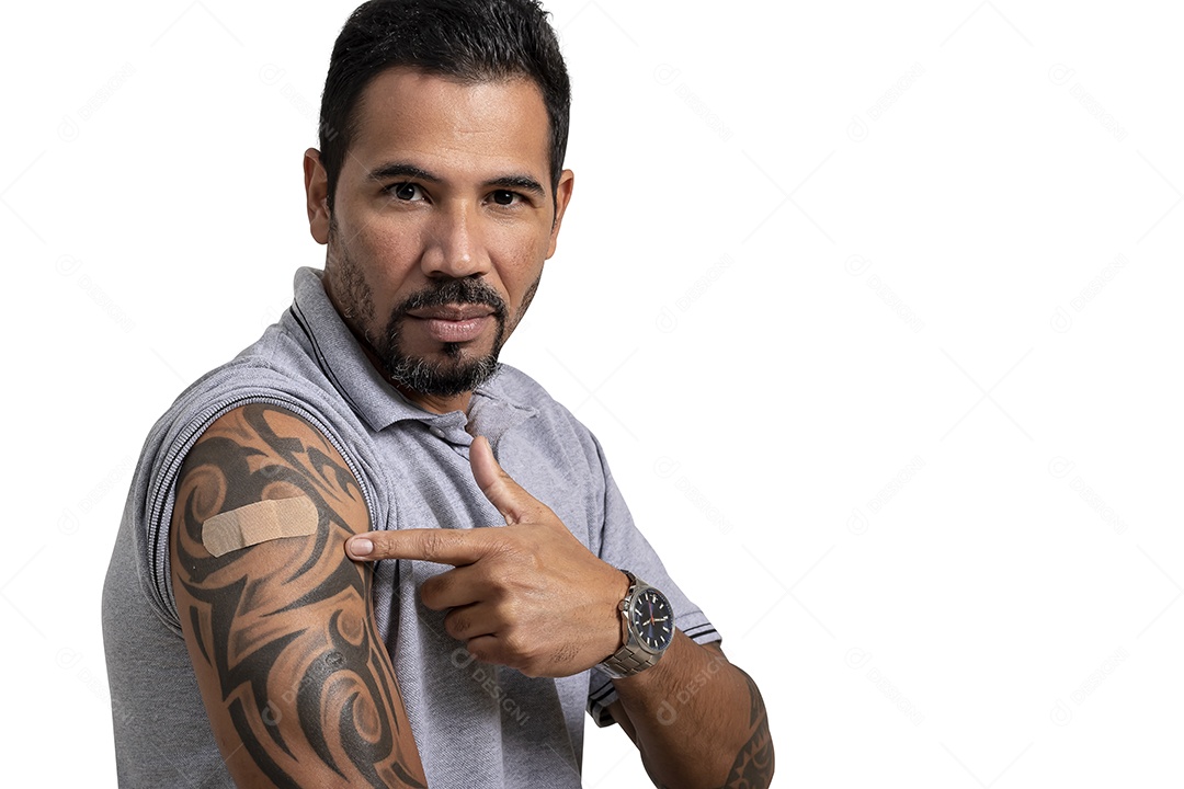 Homem mostrando vacina