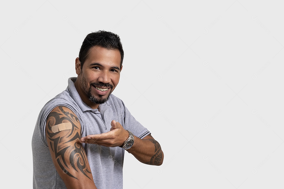 Homem feliz depois de tomar vacina