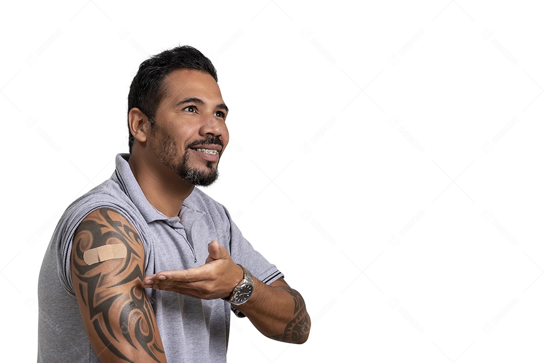 Homem feliz depois de tomar vacinar